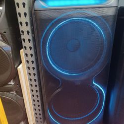 Super Loud. Rechargeable Battery. Brand New. Free Wireless 🎤