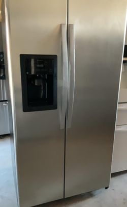 GE  Side-by-Side Stainless Steel Refrigerator Fridge
