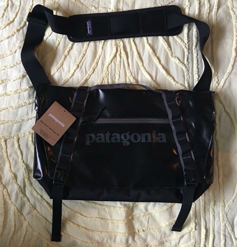 NWT Patagonia Black Hole Messenger Bag 24L