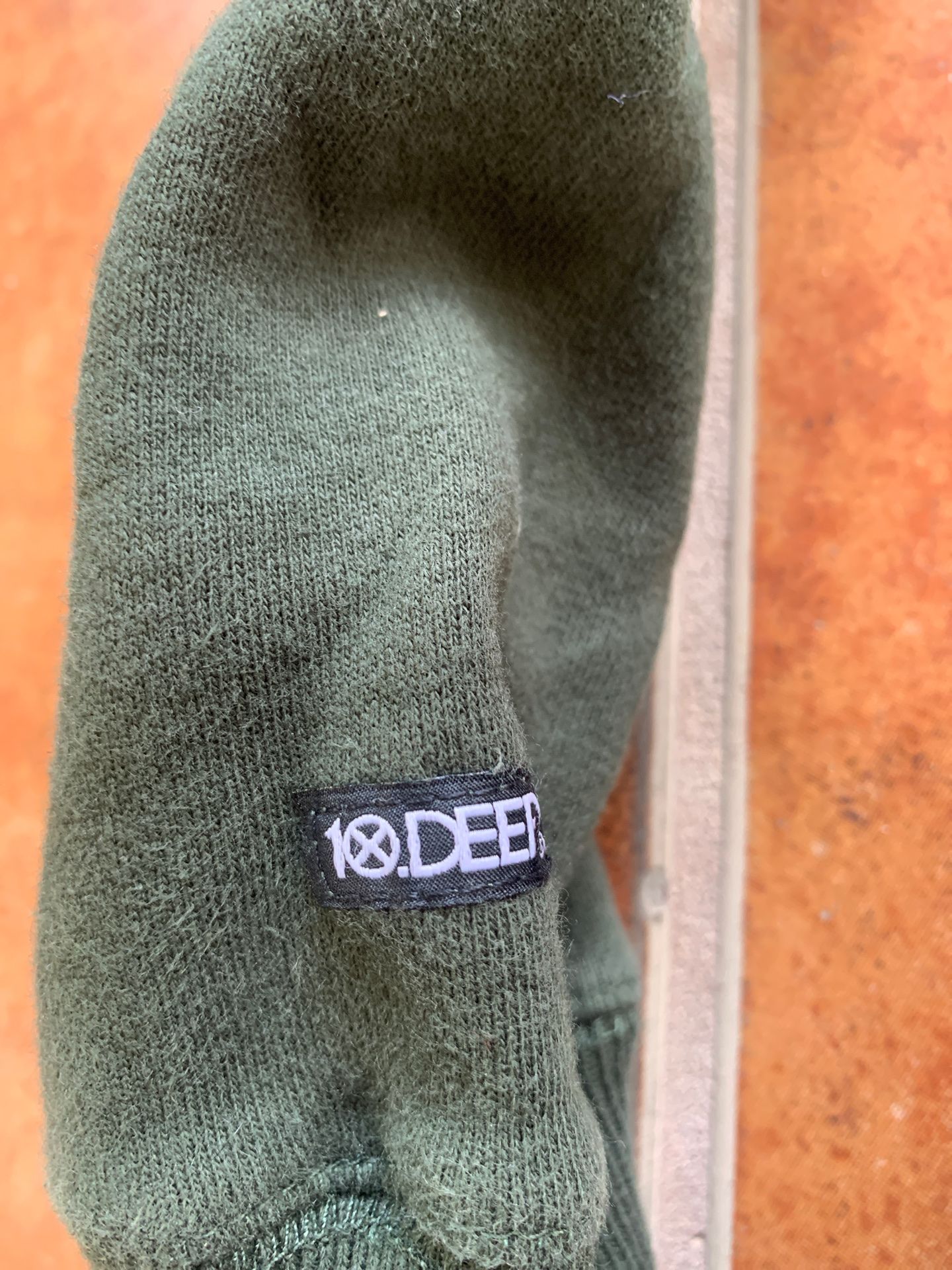 10 deep crewneck sz medium