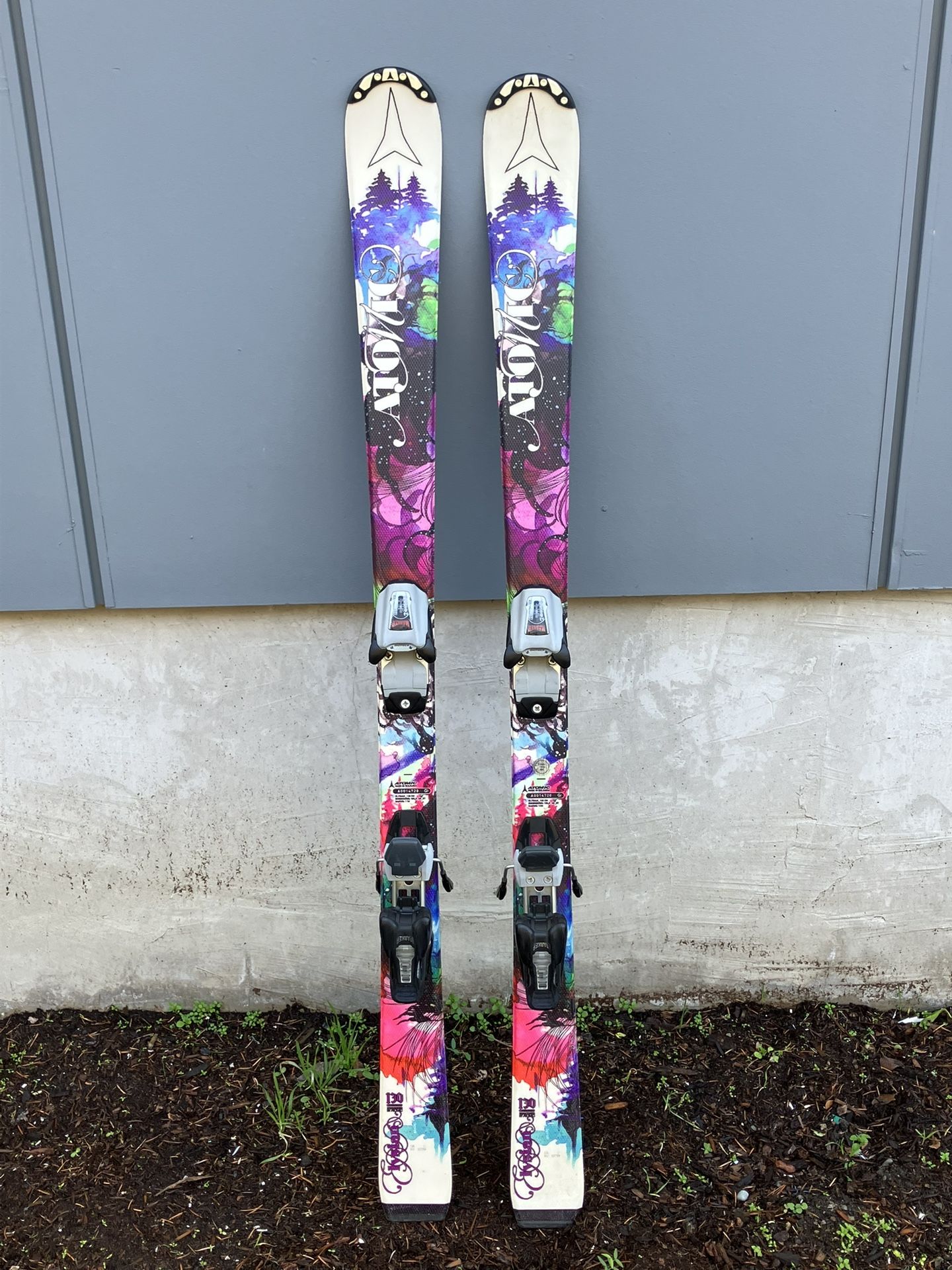 Woman’s Elysian skis size 130
