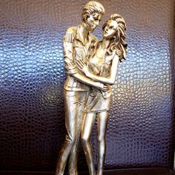 luxury gold love couple statue