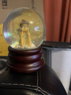Angel snow globe