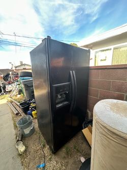 Fridge that makes ice