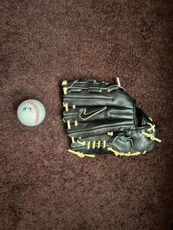 Black Nike baseball glove