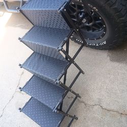 Foldable and portable steps for pets