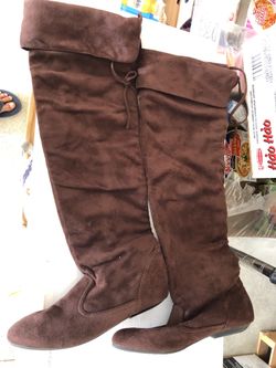 Ladies boots size 8 brown color Swede