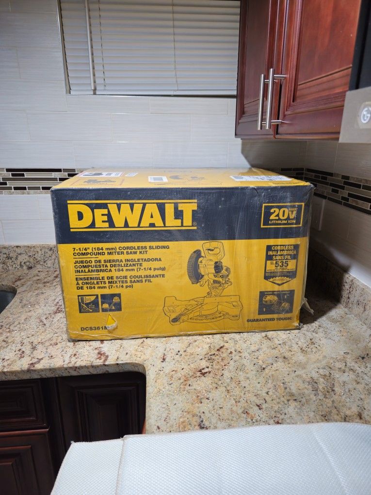 DEWALT 20V MAX Cordless 7-1/4 in. Sliding Miter Saw with (1) 20V Battery 4.0Ah and charger