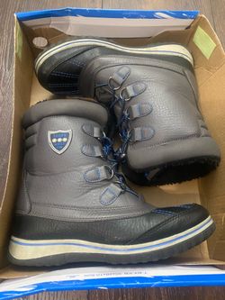 Boys or girls gray and blue snow boots size 6 youth totes winter fun
