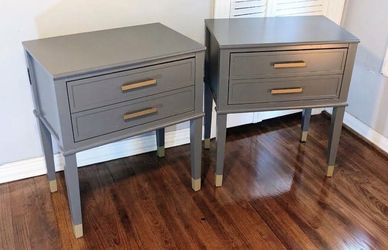 2 grey end tables 
Both in clean sturdy condition 
Some paint specks on the top and a few around the body (zoom in to see better)
Located (5900 Lewis 