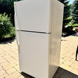 GE White Refrigerator And Freezer *FULLY FUNCTIONING*