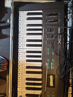 Yamaha DX21 Vintage Keyboard 
