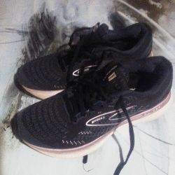 Women's Brooks sneakers
