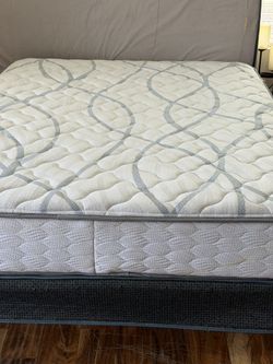 USED QUEEN SIZE SERTA MATTRESS WITH BOX SPRING DELIVERY 🚚 AVAILABLE 