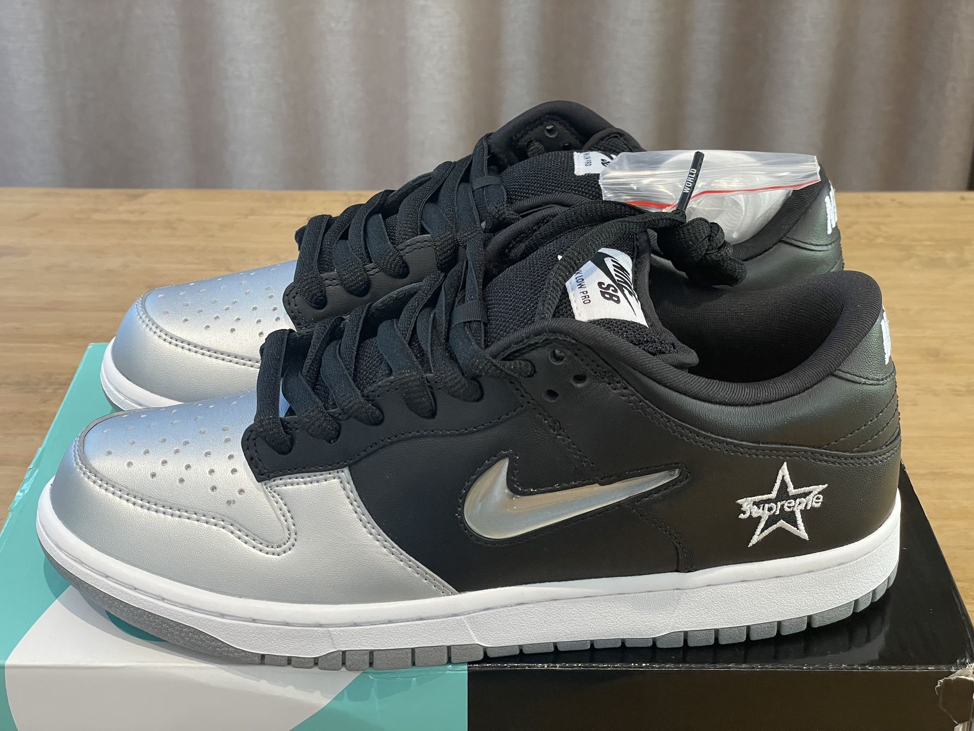 Size 9 - Nike SB Dunk Low QS x Supreme Metallic Silver 2019