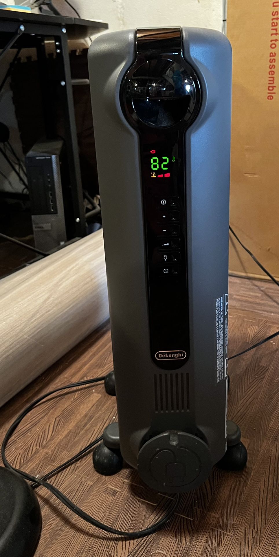 DELONGHI 1500-Watt Oil-filled Radiant Compact Personal Indoor Electric  Space Heater with Thermostat for Sale in North Babylon, NY - OfferUp