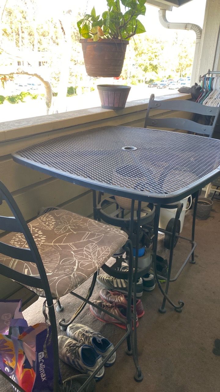 Normal Chula Outdoor patio table and chair set for Sale in Chula Vista, CA - OfferUp