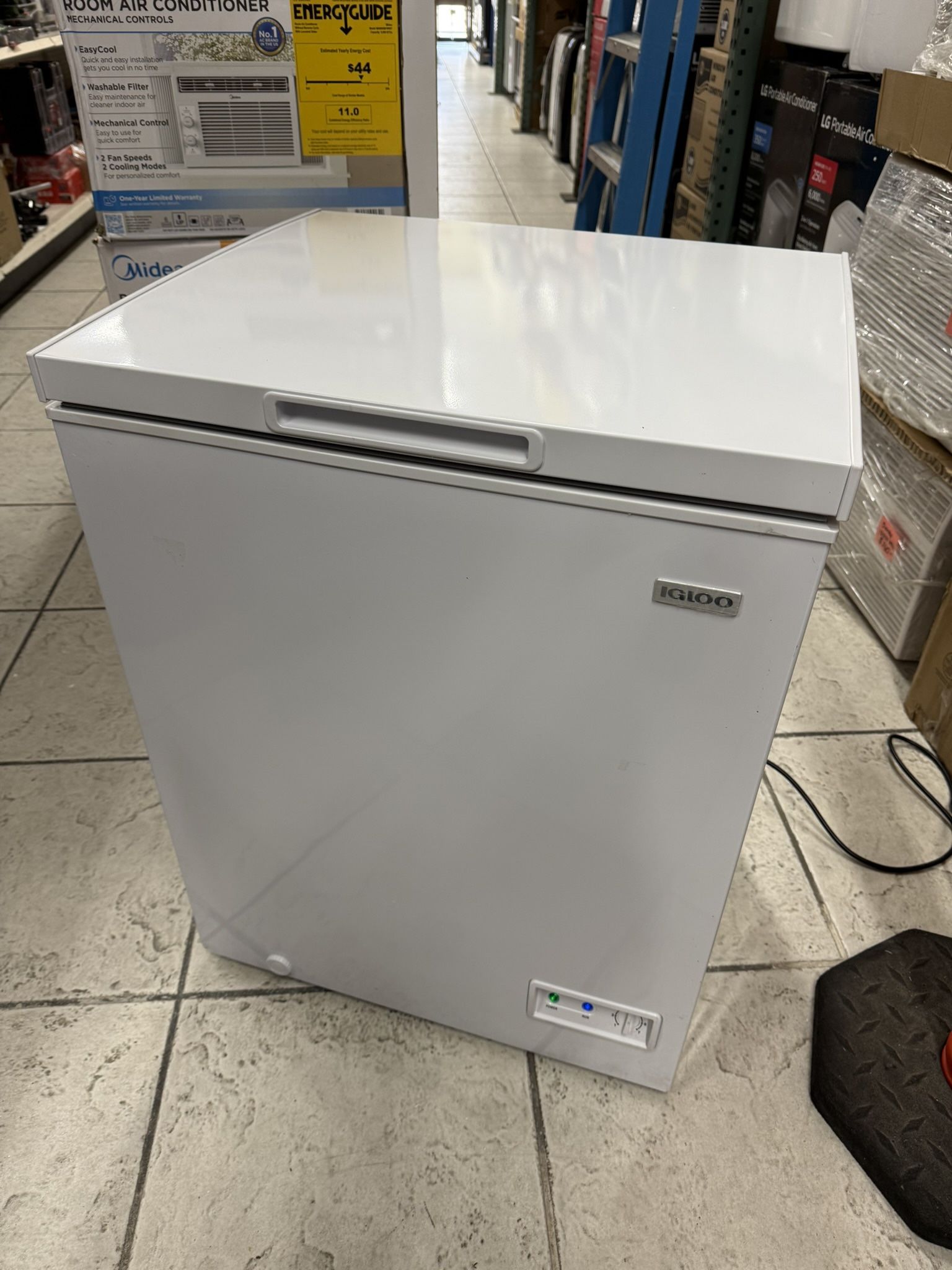 IGLOO — 25 in. W 5.0 cu. ft. Manual Defrost Chest Freezer in White