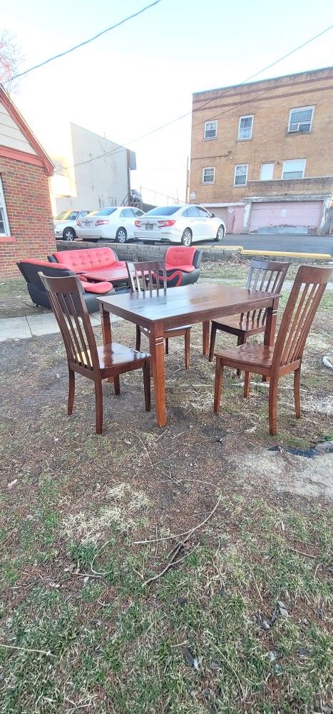 Nice Wooden Rectangle Table With 4 Beautiful Chairs