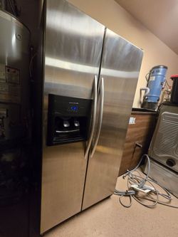 Refrigerator side by side