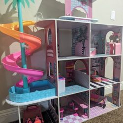 Barely Used LOL Doll House And Accessories 