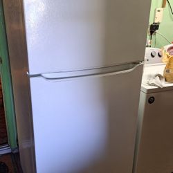 Frigidaire Top Freeze Refrigerator 