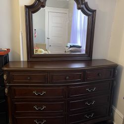 Dresser With Mirror 