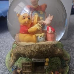 Disney Winnie The Pooh Snowglobe