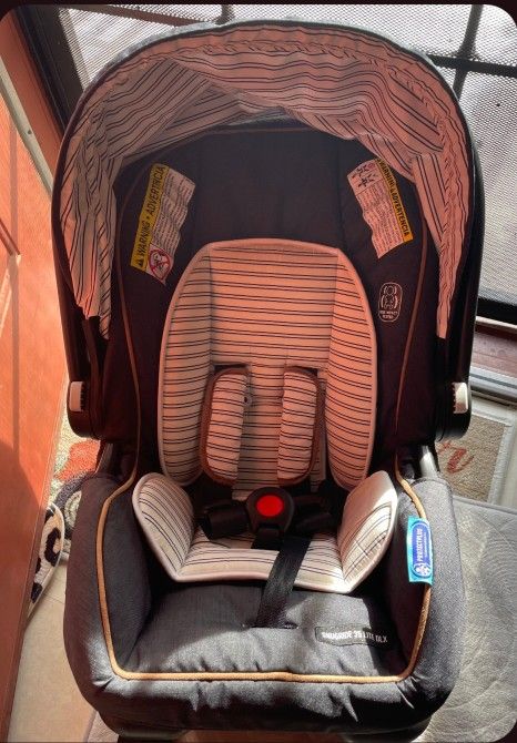 Graco Snugride 35 Lite DLX with Base.