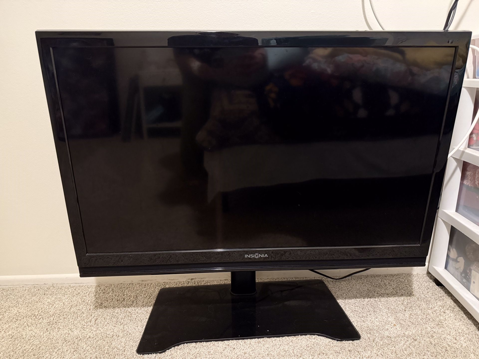 Insignia TV || Size 35 In. 