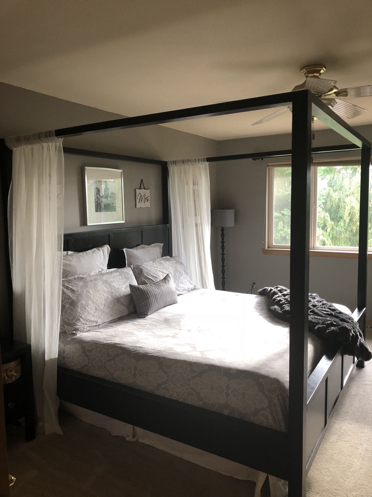 Farmhouse Canopy bed- Pottery Barn style *King