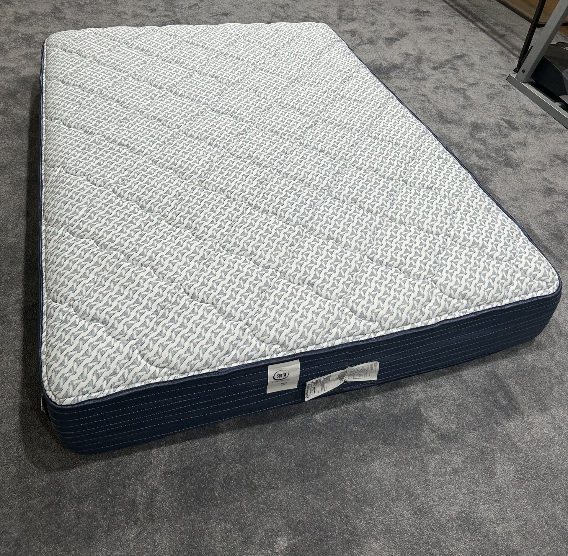 Serta Radford Plush 11” Queen Size Plush Mattress Like New