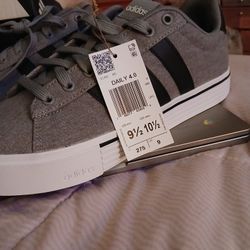 SIZE 9 1/2 MENS ADIDAS 