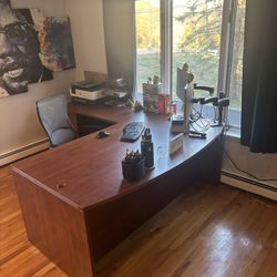 Premium Executive Desk – Solid Wood, Excellent Condition 