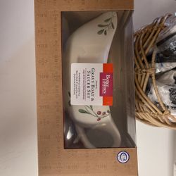 Gravy Boat & Saucer Set