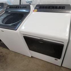 Like New Whirlpool Top Loading Washer With Agitator And Gas Dryer Set 