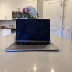 MacBook Pro (13-inch, 2017, Two Thunderbolt 3 ports)