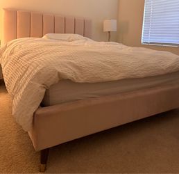 Modern Upholstered Platform Bed – Soft Blush Velvet