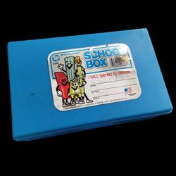 Vtg 1988 Sterling #268 School Box "I Will Say No To Drugs"
Blue. Has wear and some writing on sticker. Has a ghost sticker inside. Lid closes fine. Pl