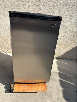 Sanyo SR-4433S Compact Refrigerator, Mini Fridge