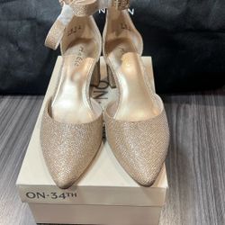 Ankles Size Nine Gold 2 Inch Thick Heel Strappy Shoes