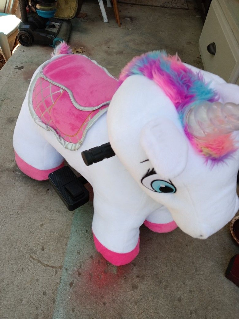 Like New! Stable Buddies Willow Unicorn 6-Volt Plush Ride-On for Children . 