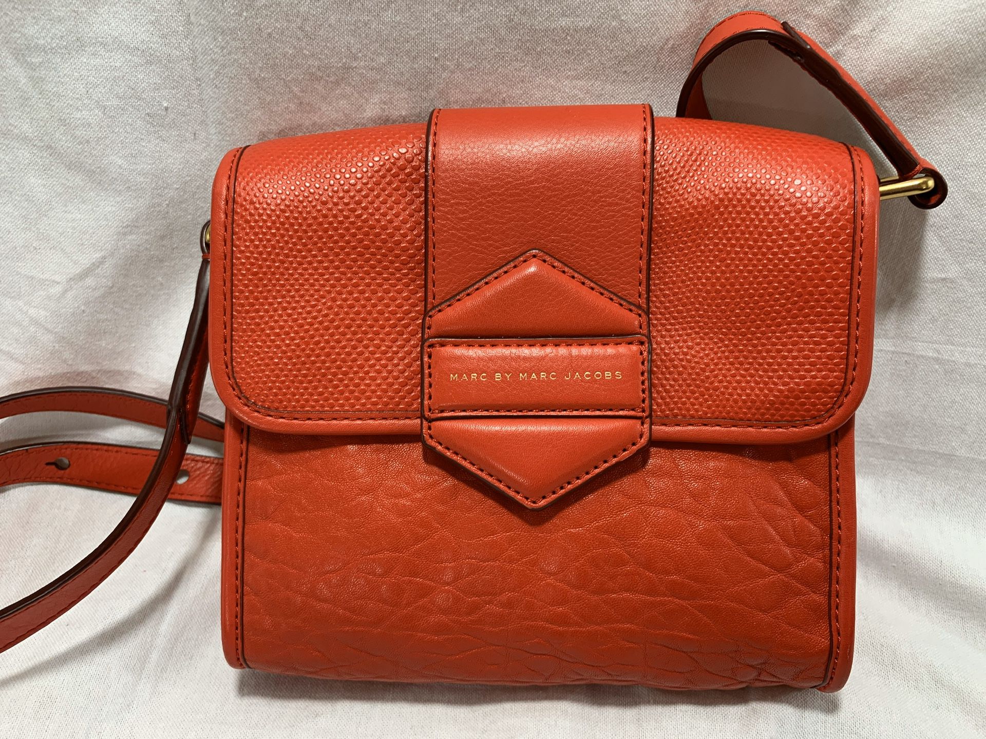 MARC JACOBS Flipping Out Messenger CrossBody Brass Cambridge Red RARE $328 *NEW*