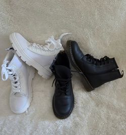 Dr. Martens $80, por las dos.