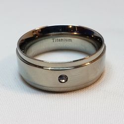 Size 8 Men's / Unisex Titanium Ring with Austrian Crystal Focal