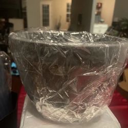 Resin striped garden pot with drain holes and plates