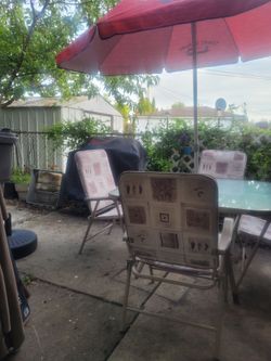🪑🏖️🏊‍♀️Outdoor Table Glass Top set.. comes with 4  chairs and umbrella & umbrella Stand 
🪑🏖️🏊‍♀️.....,,,