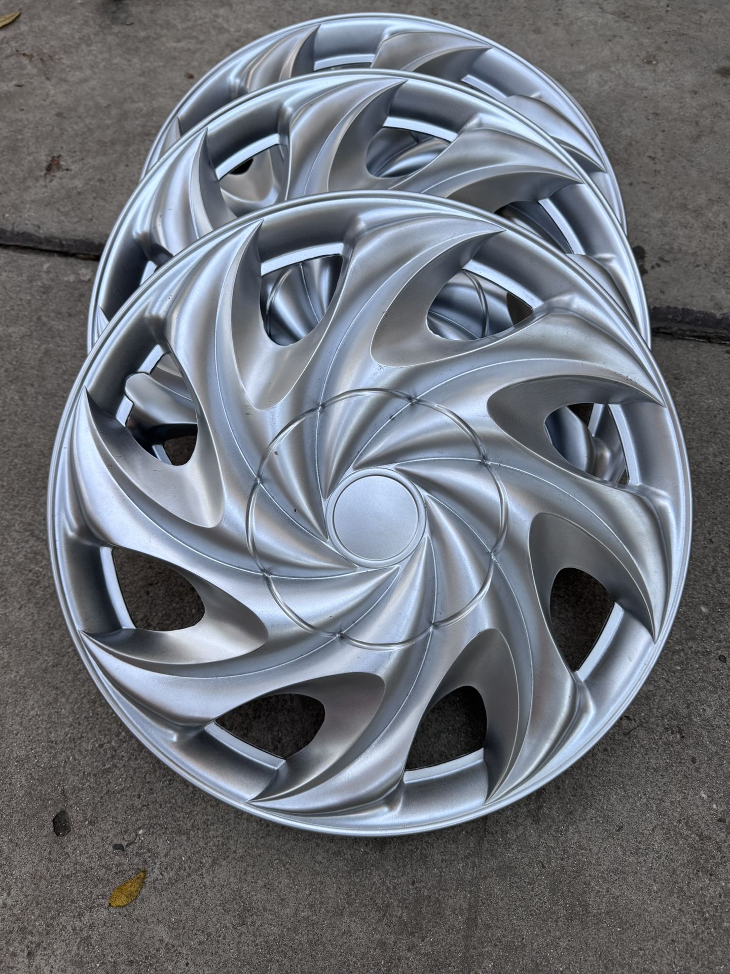 14” hubcaps silver wheel rim covers set of 4pcs more sizes available fits Toyota Honda hiunday Nissan ford Chevy kia Volkswagen and more… tapas de rin