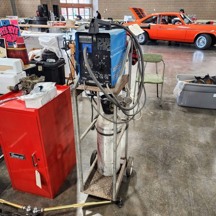 Chicago Electric MIG Welder with Cart Regulator Bottle and Spool of Wire Works Sheetmetal