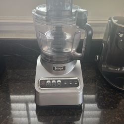 Ninja Professional Food Processor, 850 Watts, 9-Cup Capacity, Auto-iQ Preset Programs, Silver